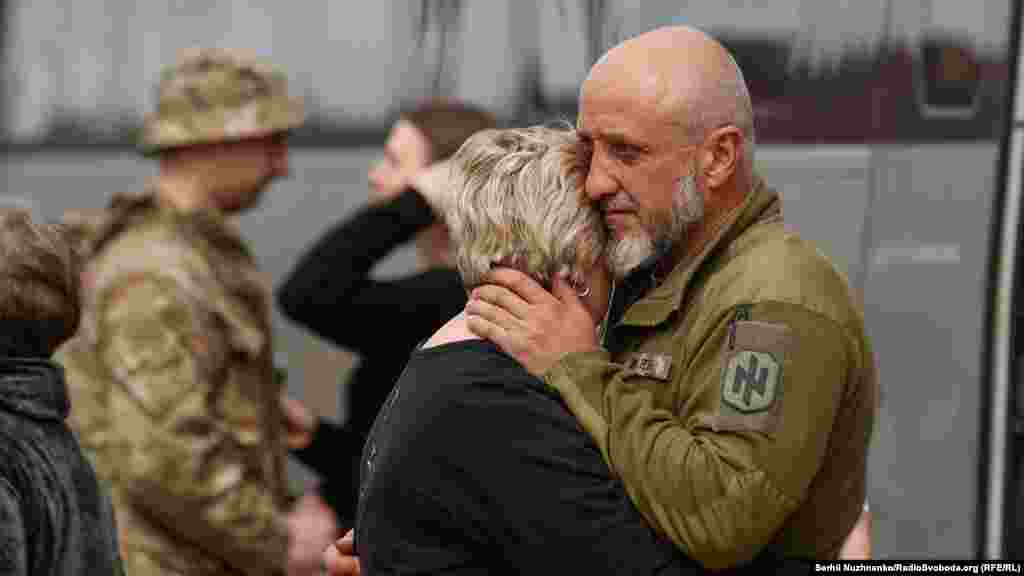 Încă un militar a primit vizita partenerei în timpul unui scurt concediu.&nbsp;