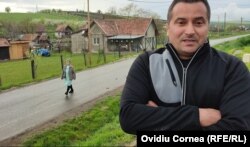 Daniel Aitoneanu, proprietarul magazinului din satul Ploscoș, centrul comunei cu același nume, consilier local.