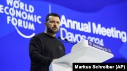Preşedintele ucrainean Volodimir Zelenski a declarat marţi, la Davos, că Vladimir Putin este un „prădător” care nu se va mulţumi cu un conflict „îngheţat” în Ucraina, unde linia frontului este în mare parte rămasă pe aceleaşi poziţii de luni de zile.