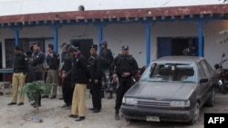 په ډېره اسماعیل خان کې پولیس تر یو وسلوال برید وروسته په تاڼه کې ولاړ دي - انځور له ارشیفه.