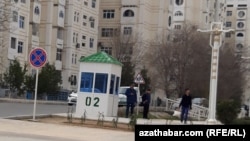 Türkmenistanda howpsuzlyk güýçleriniň raýatlaryň şahsy durmuşyna berk gözegçiligi giň derejede dowam etdirilýär.