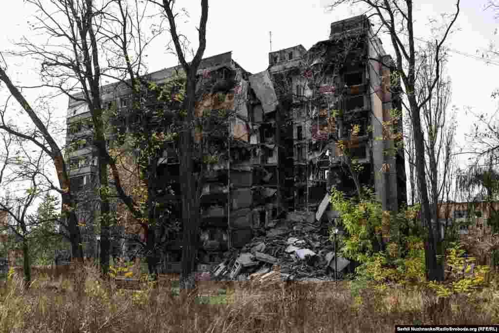 Цілі під'їзди багатоповерхівок перетворилися у купу бетону, склалися до фундаменту. Біля цих майже зруйнованих будинків неможливо пройти, настільки все навколо захаращене уламками