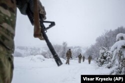 Ushtarë amerikanë të KFOR-it duke patrulluar në kufirin mes Kosovës dhe Serbisë afër fshatit Bellobërde në veri të Kosovës. Dhjetor, 2024.