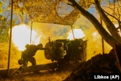 Українсбкий вояк стріляє з арлитерійської системи D-30 в бік російських військ біля Бахмуту. Липень 2023 року