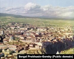 Tbilisi - fotografie făcută undeva între 1909 și 1919. Turla înaltă a Bisericii Evangheliei Roșii facea ca acestă construcție să iasă în evidență.