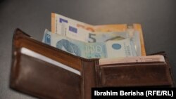 Kartëmonedha prej 100 dinarësh dhe kartëmonedha të valutës euro. Fotografi ilustruese. 