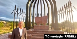 Бакыт Абдилов Каракул баатырдын 9 аялынын эстелигинин жанында. Сүмбе. 13.4.2024.