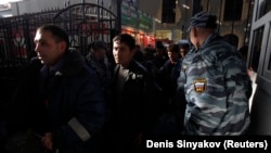 Москванын темир жол вокзалындагы мигранттар, 7-октябрь, 2011-жыл 