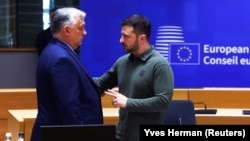 Президент України Володимир Зеленський (праворуч) і прем'єр-міністр Угорщини Віктор Орбан під час саміту лідерів Євроcоюзу. Брюссель, 27 червня 2024 рокe