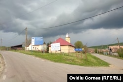Intersecția din centrul de comună Ploscoș care duce spre unul din satele aparținătoare, Valea Florilor.