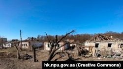 Пошкоджені будинки унаслідок російських обстрілів у Куп’янську на Харківщині, Україна, 1 квітня 2024 року. Фото ілюстративне