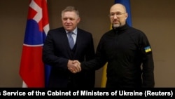 Slovak Prime Minister Robert Fico (left) and Ukrainin premier Denys Shmyhal at a meeting in Uzhhorod in January. 