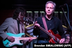 Держсекретар США Ентоні Блінкен грає у київському барі. 14 травня 2024 року