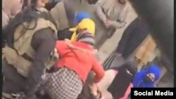در این تصویر دختران و زنانی دیده میشوند که توسط طالبان از روی جاده برداشته شده و به زندان برده میشوند