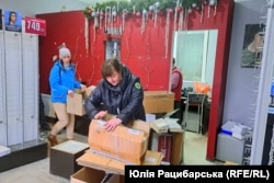 Ольга пакує вцілілий товар