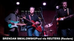 Держсекретар США Ентоні Блінкен під час візиту до України зіграв на гітарі в одному з барів столиці. Він заспівав пісню Ніла Янга «Rockin’ in the Free World». Київ, 14 травня 2024 року