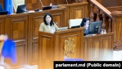 Deputata PAS, Veronica Roșca, autoarea versiunii noi a legislației pentru judecarea dosarelor anticorupție, vorbind la tribuna parlamentului (fotografie de arhivă) 