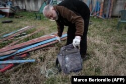 Zatvorenik gleda ruksak koji je migrant ostavio na čamcu nakon iskrcavanja, u dvorištu zatvora u blizini Milana, gdje se reciklira drvo migrantskih čamaca u muzičke instrumente kao dio projekta "Violine mora", februar 2024.