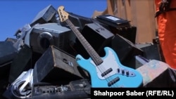 طالبان در هرات وسایل موسیقی را که ضبط کرده بودند، به آتش کشیدند