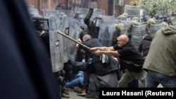 Protestues serbë duke u përleshur me pjesëtarë të KFOR-it, në hyrje të objektit të Komunës së Zveçanit, Kosovë, më 29 maj 2023.