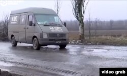 მიკროავტობუსი წარწერით "ფარზე"