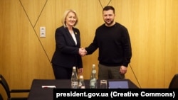 Президент України Володимир Зеленський і голова Ради міністрів Боснії і Герцеговини Боряна Крішто. Тирана, Албанія, 28 лютого 2024 року