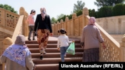 Самарқанддаги тарихий обидаларни зиёрат қилиб юрган аёллар. Иллюстратив сурат.