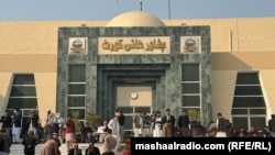 د پېښور های کورټ مخې ته وکیلان او عادي خلک جمع دی ـ پخوانی انځور.