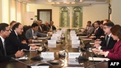 د مارچ پر ۱۴مه د پاکستان مالیې وزارت او ای اېم اېف پلاویو په اسلام اباد کې وکتل. 