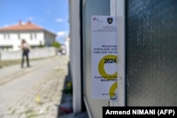 Një fletëpalosje me informacionet për procesin e regjistrimit të popullsisë para një shtëpie me dyer të mbyllura. (Foto: AFP)