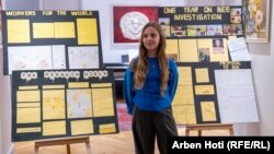 Rozi Ukaj, duke pozuar para punimeve me hulumtimet e saj për rëndësinë e bletëve.