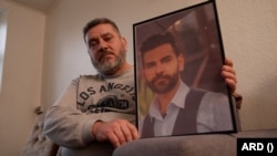 Husam, cu o fotografie a fiului său