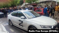 Shkronja "Z" e shkruar me ngjyrë në një automjet në Zveçan më 29 maj 2023 gjatë protestës së serbëve.