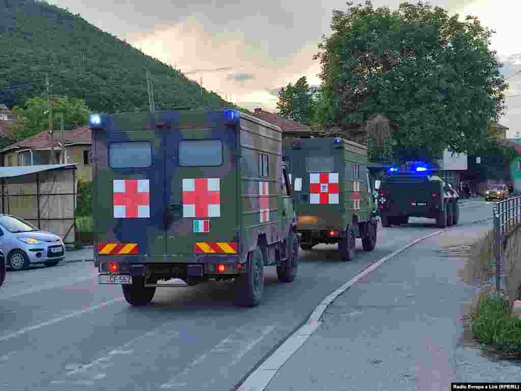 Automjete të KFOR-it në rrugët e Zveçanit në orët e mbrëmjes së 29 majit.&nbsp;