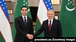 Türkmenistanyň prezidenti Serdar Berdimuhamedow özbek kärdeşi Şawkat Mirziýoýew bilen görüşýär. Arhiw suraty