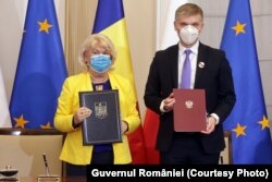 Daniela Nicolescu, secretar de stat în Ministerul Economiei, Energiei și Mediului de Afaceri și Piotr Nowak, ministrul Economiei din Polonia, în poza oficială de după semnarea Acordului.