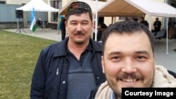 Акылбек Муратов (оңдо) жана Кошкарбай Төрөмуратов. Сүрөт 2022-жылы тартылган.