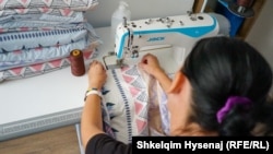 Një e mbijetuar e dhunës në familje duke punuar në një nga dhomat e shtëpisë së saj të re të përkohshme në Prishtinë, në Qendrën për Mbrojtjen e Grave dhe Fëmijëve.