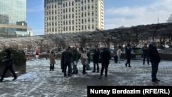 Двор одного из бизнес-центров в Алматы после землетрясение, 4 марта 2024 г.