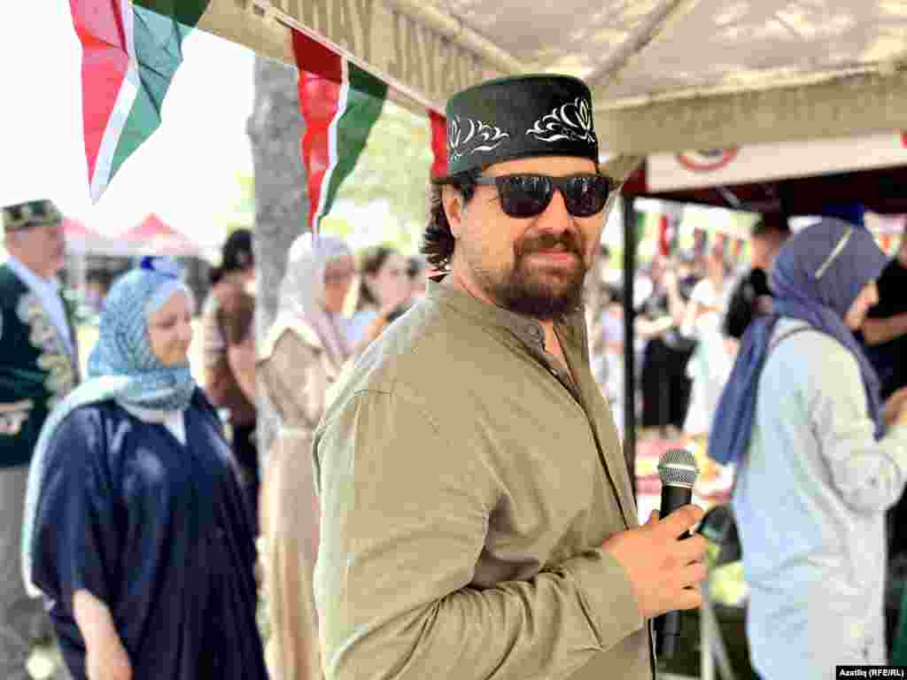 Ә ирләрнең башларында - чигүле түбәтәйләр. Бу - Госмания авылындагы Сабантуйның алыштыргысыз алып баручысы, татар егете Әнәс Догу.