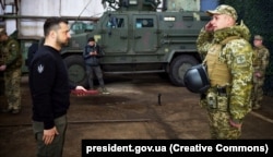 Президент України Володимир Зеленський під час вручення нагород бійцям Сил оборони України. Запорізька область, 27 березня 2023 року