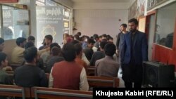 ذکریا مبرم نادری در حال وارسی یکی از صنوف مرکز آموزشی « افغان مونس» 