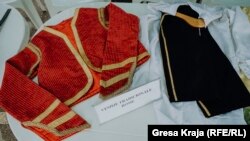 Veshje tradicionale rome të ekspozuara në Festivalin Multikulturor në Plemetin, Obiliq.