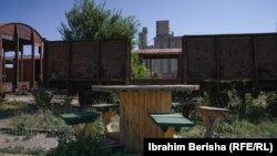 Një tavolinë me materiale të ricikluara në këndin e lojërave në Fushë Kosovë.