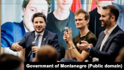 Konferencija o primjeni blokčejn tehnologija u Crnoj Gori, 15. maja 2023. Prisustvovali: tadašnji premijer Dritan Abazović, Vitalik Buterin i Milojko Spajić.