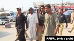 شماری از پناهجویان افغان که در شهر کراچی از سوی پولیس بازداشت شده و با خطر اخراج اجباری روبه‌رو اند