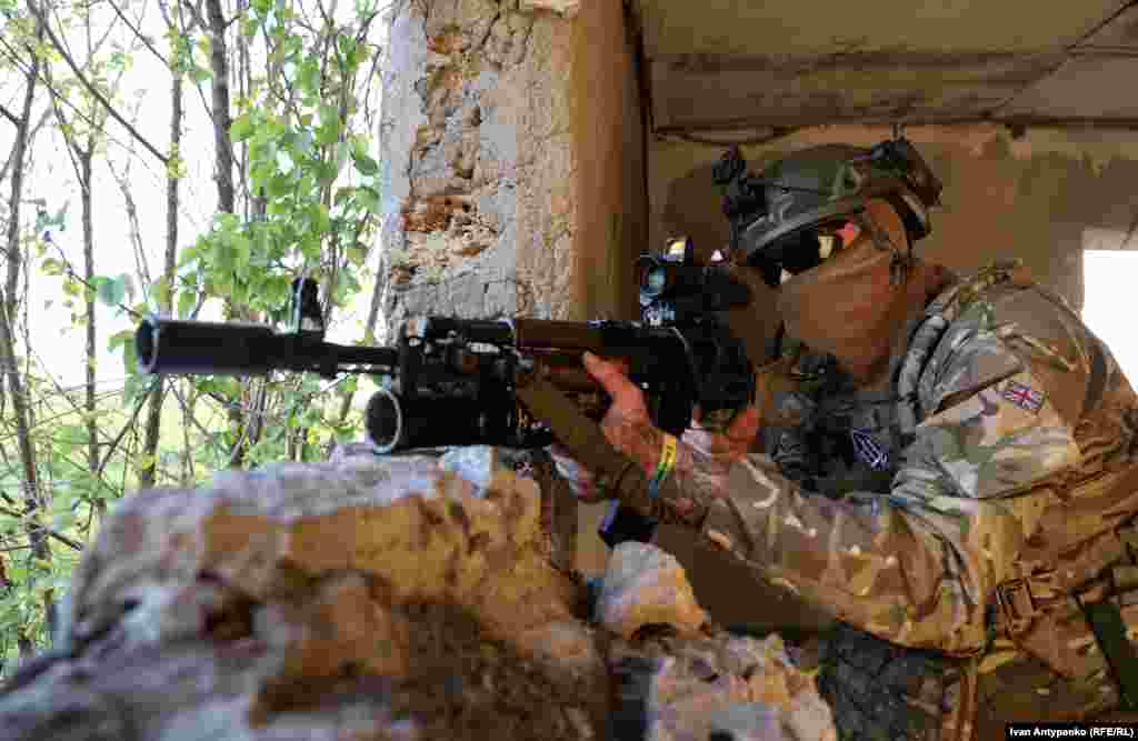 Боєць 35-ї бригади з позивним &laquo;Грек&raquo; під час тренування на Херсонщині. Квітень 2024 року