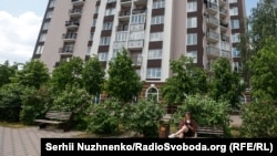 Primăvara, pomii au crescut din nou și au înverzit lângă blocul complet refăcut, în mai 2023.