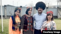 Қарақалпақ диаспорасы өкілдері Наурыз мерекесі кезінде. Оң жақтан екінші – Ақылбек Мұратов. Алматы, 21 наурыз, 2022 жыл.