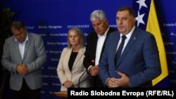 Predsjednik SDP-a BiH Nermin Nikšić (prvi zdesna), predsjedavajuća Vijeća ministara BiH Borjana Krišto i predsjednici HDZ-a BiH i SNSD-a Dragan Čović i Milorad Dodik u Sarajevu, 24. 7. 2023.
